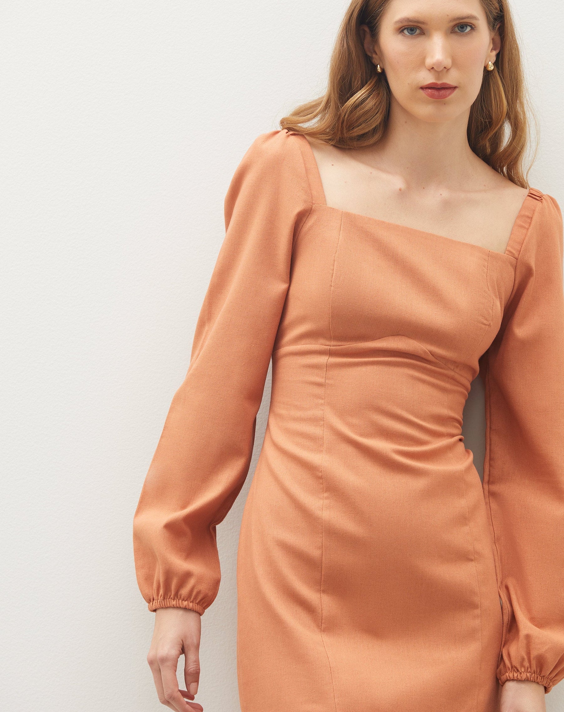 Vestido Curto com Manga Bufante - Caramelo